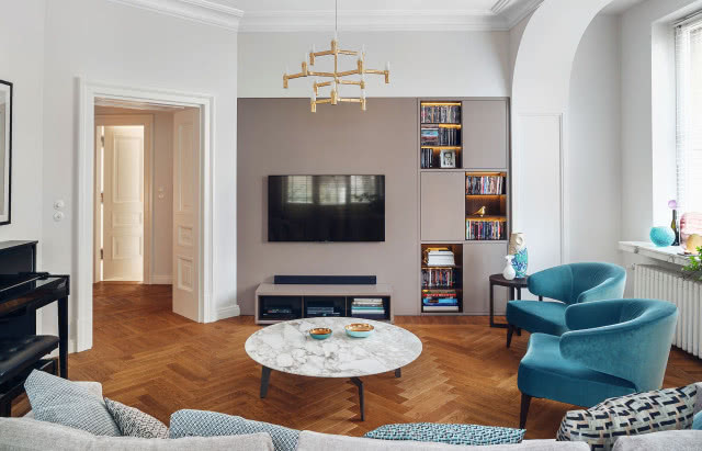 Łuk i sztukaterie doskonale odnajdują się w wysokim na 3,5 metra salonie.