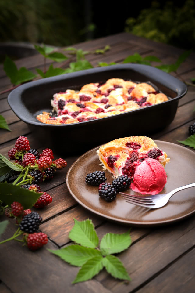Jeżynowy cobbler - przepis na letni deser