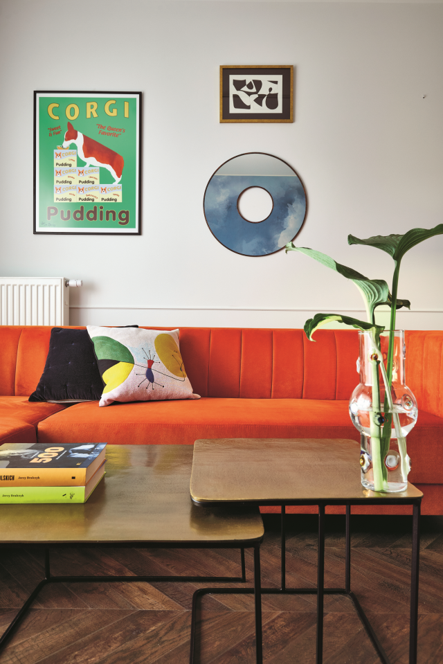 Pomarańczowa sofa w salonie