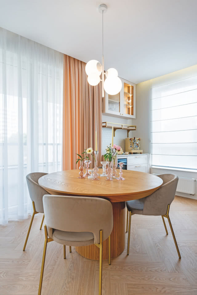 okrągły stół w jadalni