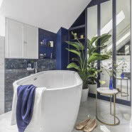 Nowoczesny dom na obrzeżach Warszawy. Ma burgundową kuchnię i oddzielną bawialnię dla dzieci!