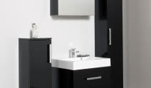Ostre kształty mebli łazienkowych Quadrato