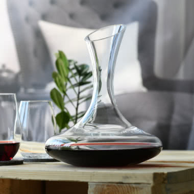 Karafka na wino Avant-Garde , stolik zrobiony z palety, fotel, kwiat