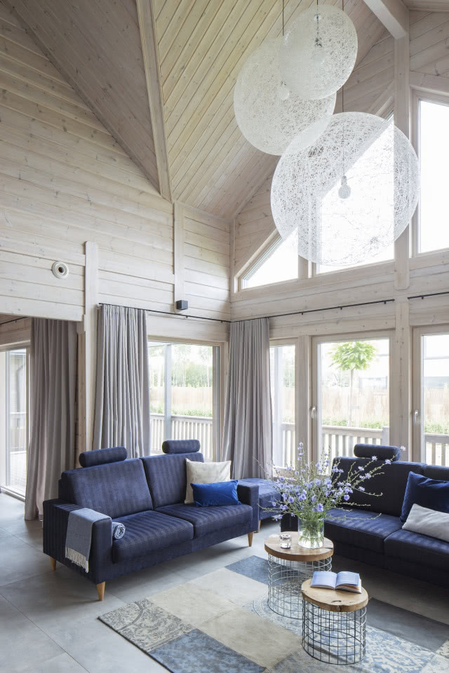 Salon w drewnie z dużymi oknami