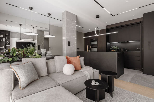 szara kanapa w salonie na zamówienie