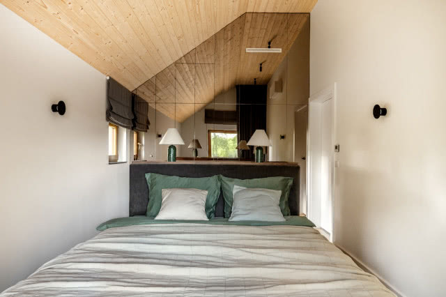 łóżko pośrodku sypialni