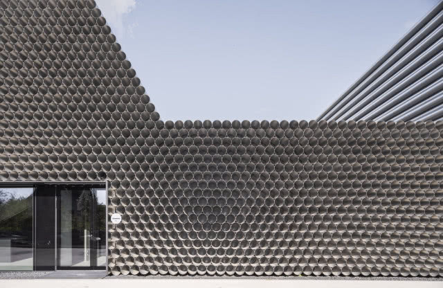 budynek z rur en face