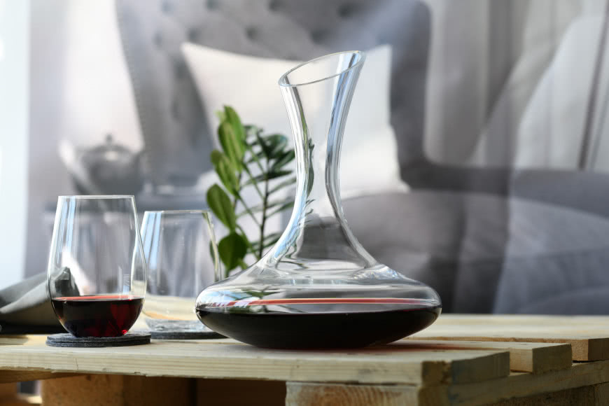 Karafka na wino Avant-Garde , stolik zrobiony z palety, fotel, kwiat