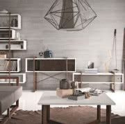 Drewniana ławka Leaning od Izabeli Bołoz