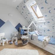 Nowoczesny dom na obrzeżach Warszawy. Ma burgundową kuchnię i oddzielną bawialnię dla dzieci!