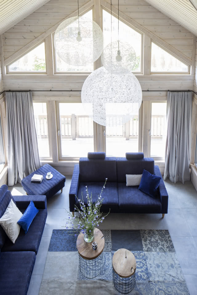 Niebieskie meble w salonie