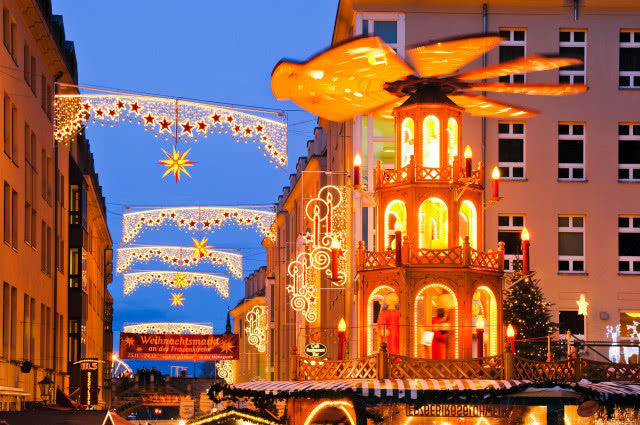 drezno - piramida i iluminacje