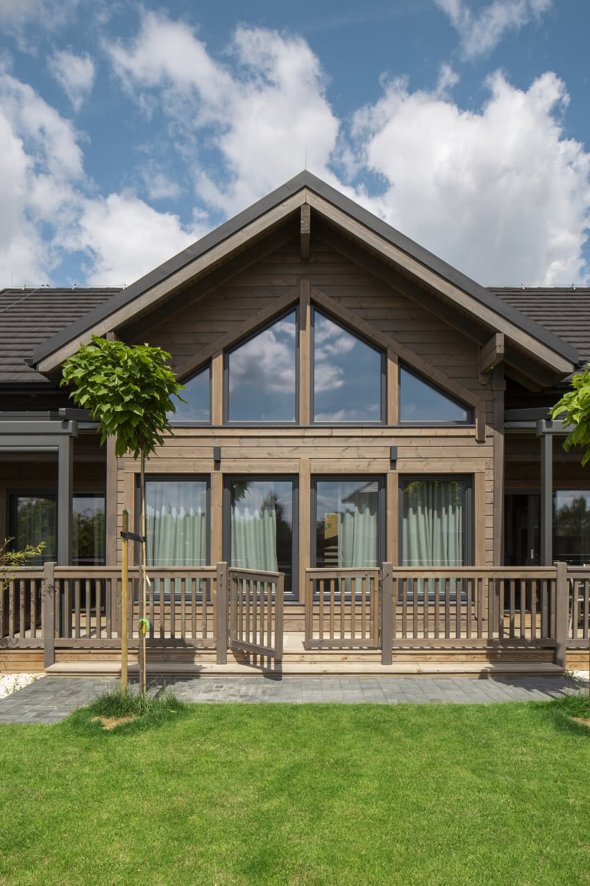 Dzięki wielkim oknom
do domu wpada...