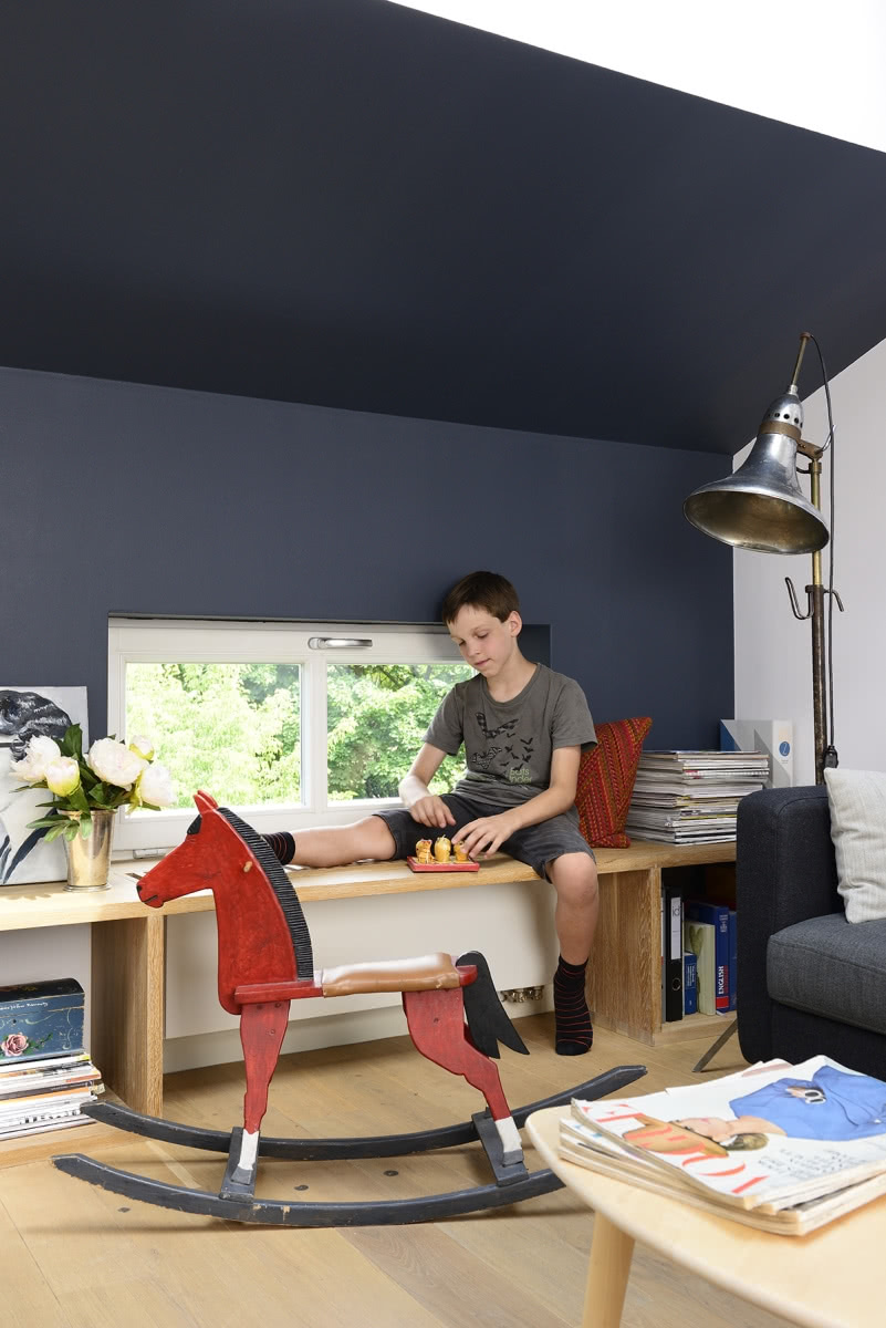 Ciemnoszara ściana w przestronnym i jasnym...