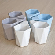 Drewniana ławka Leaning od Izabeli Bołoz