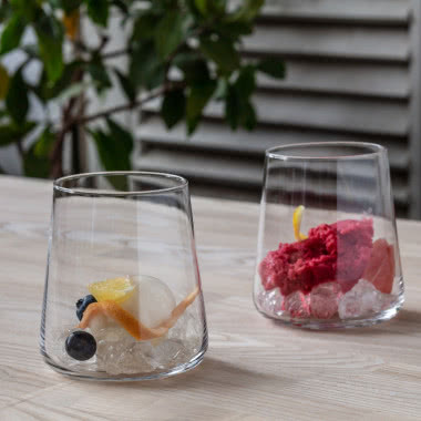 Niska szklanka Avant-Garde, kostki lodu, owoce, lody, żaluzje, drewniany blat, kwiat