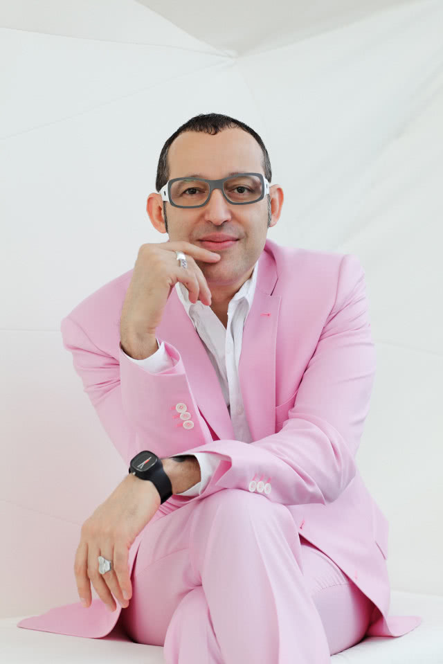 Karim Rashid w różowym garniturze