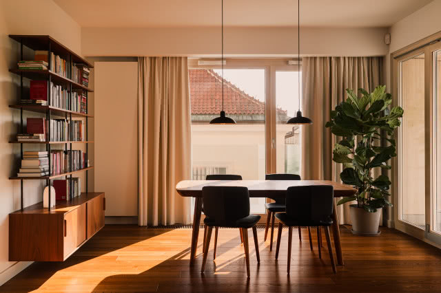 jadalnia w drewnie i beżu
