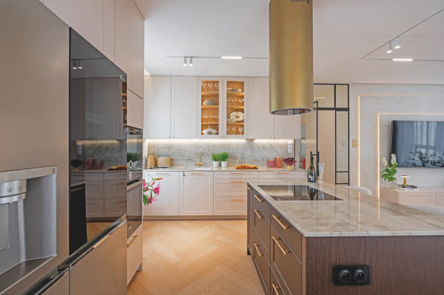 granitowy blat na kuchennej wyspie