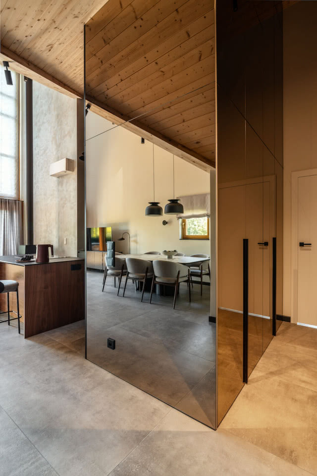 duże lustro na ścianie w salonie