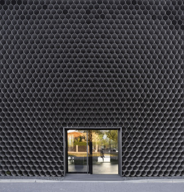 budynek z rur i wejście