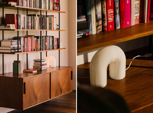 Drewniane meble i podłoga w beżowym salonie