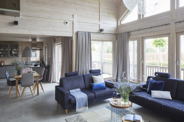 Drewniana boazeria w salonie