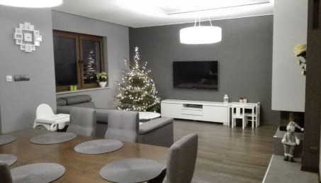 Jak przełamać szarości w salonie?