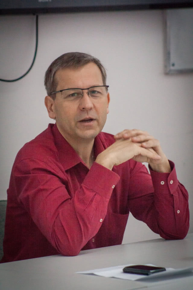 Jacek Naliwajek, fot. Piotr Szymański, mężczyzna w bordowej koszuli