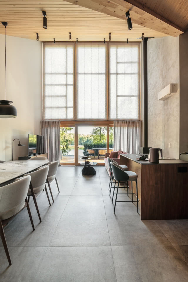 duże wysokie okna w salonie