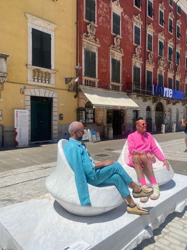 Karim Rashid i Antonio Aricò  siedzą na kamiennych fotelach