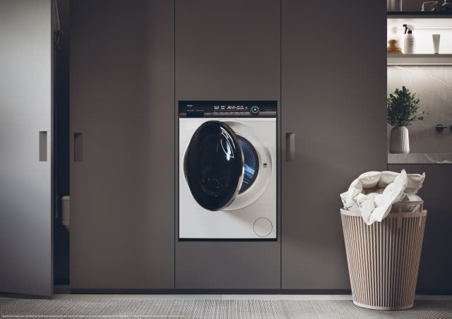 zabudowana pralka,  kosz na pranie