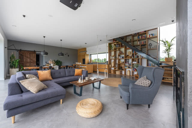 Zdjęcie salonu z szarymi meblami w stylu industrialnym