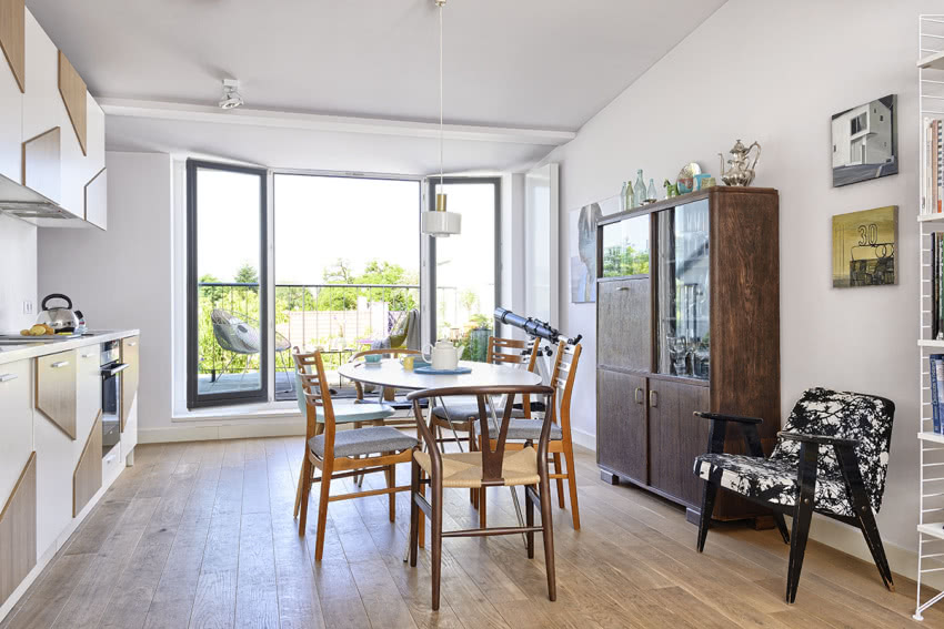 Obok nowoczesnych mebli nie zabrakło miejsca na...