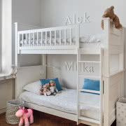 Na minimalistyczną kuchnię
"spoglądają" twarze...