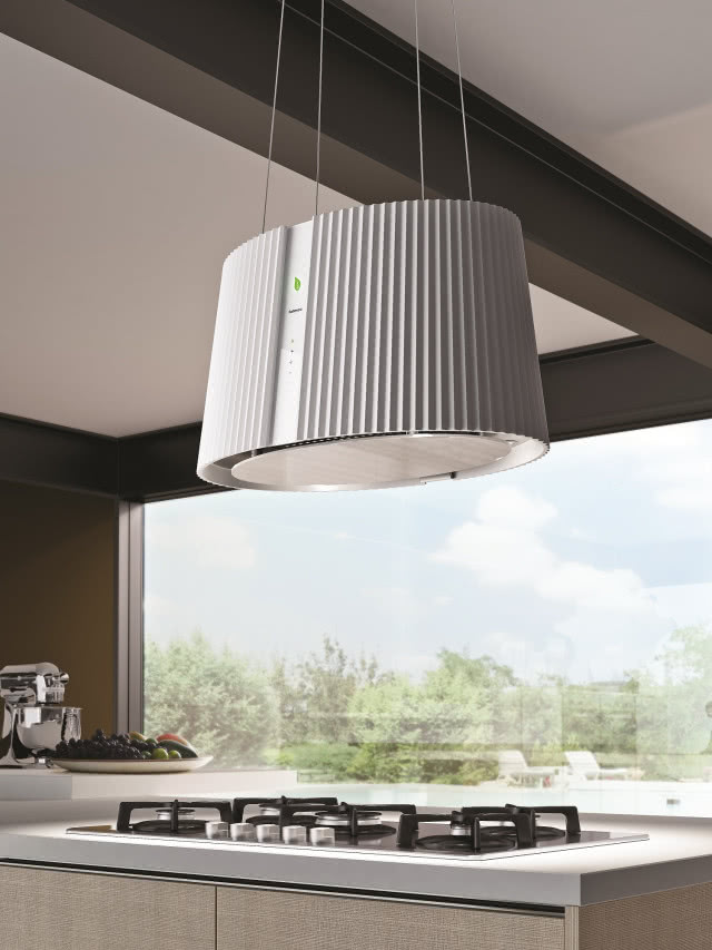 kuchenka gazowa aranżacja kuchni z wiszącym okapem