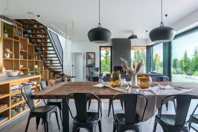 Zdjęcie stołu w stylu industrialnym