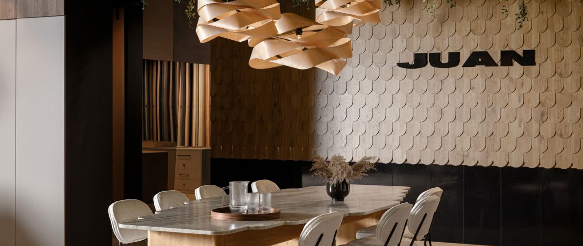 „Wejdź do domu” - inspiracyjna przestrzeń showroomu JUAN z produktami Geberit według koncepcji biura Monika Staniec Architekt Wnętrz 