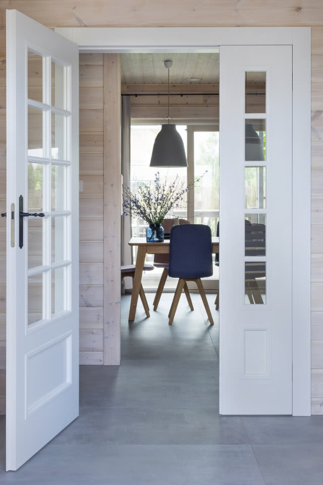 Białe drzwi dwuskrzydłowe