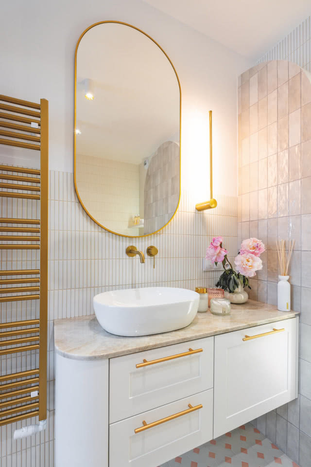 łazienka ze złotymi dodatkami