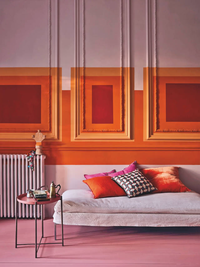 pomarańczowe dekoracyjne ściany w salonie