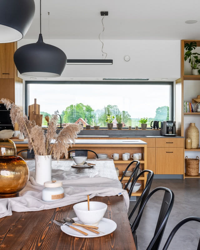 Zdjęcie drewnianej kuchni z szerokim oknem
