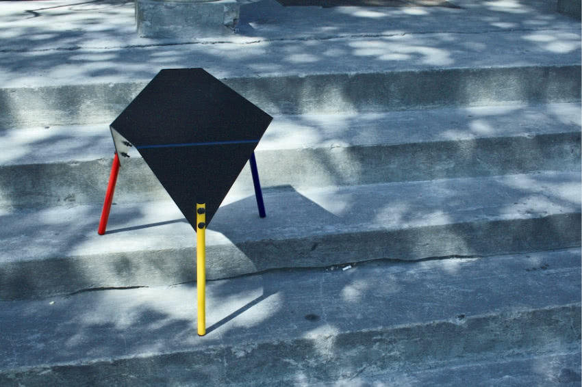 Oryginalny trójnóg z nogami w różnych kolorach,...