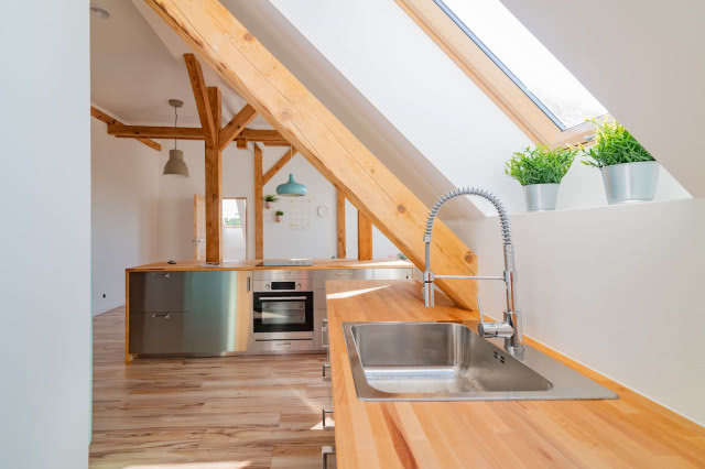 Drewniane słupy konstrukcyjne na poddaszu