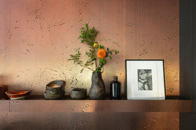 okładzina na ścianie w kuchni kolor miedź