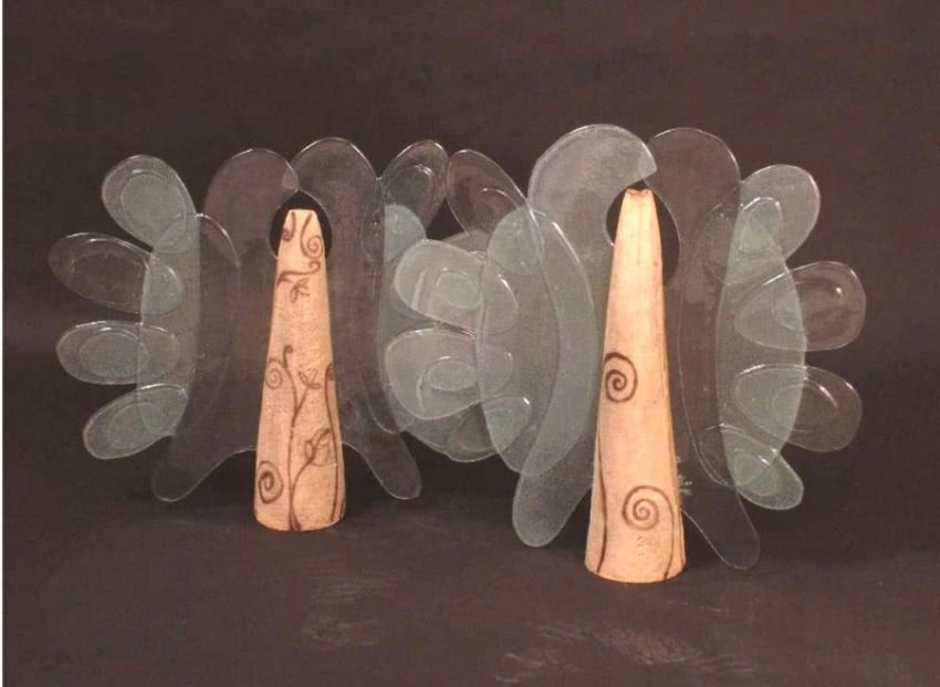 Katarzyna Hałas, "Anioły", szkło, glina szamotowa