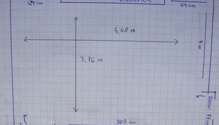 2 sofy w salonie z jadalnią