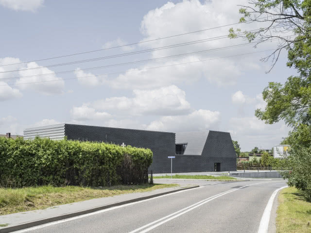 budynek z rur ukazany od strony ulicy