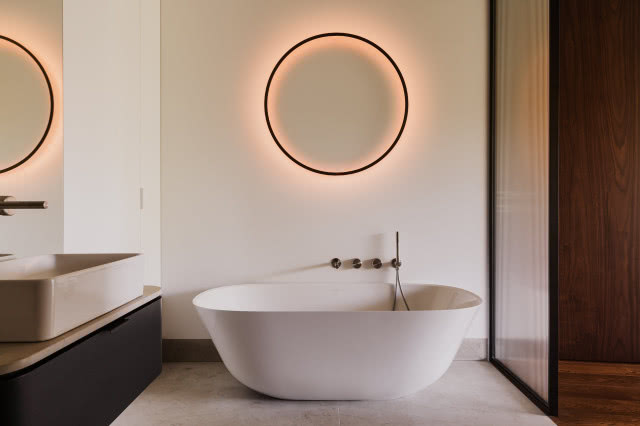 Wanna wolnostojąca w dużej łazience