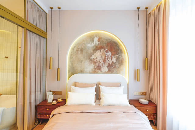 dekoracyjny tynk na ścianie w sypialni 